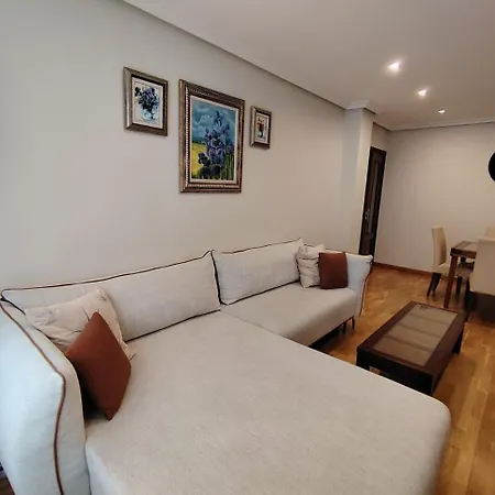 Avello Con Parking Οβιέδο